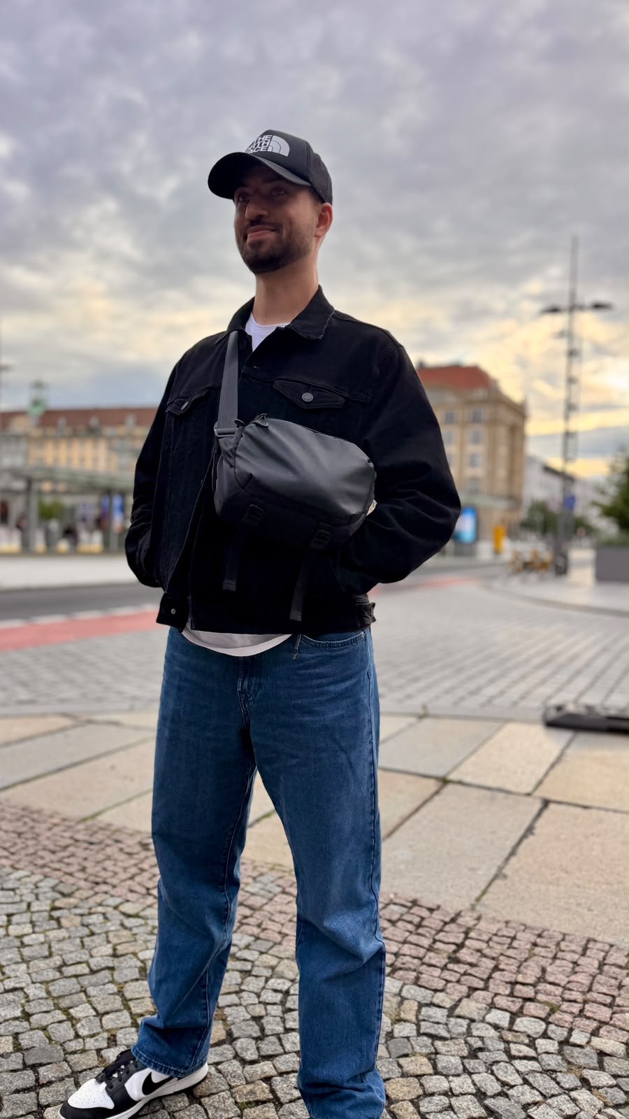 Paul Kyrill, Social Media Manager aus Dresden, am Postplatz in Dresden